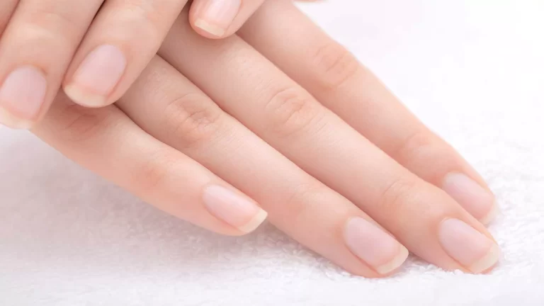 Lire la suite à propos de l’article Ongle vert après faux ongles : causes et traitement
