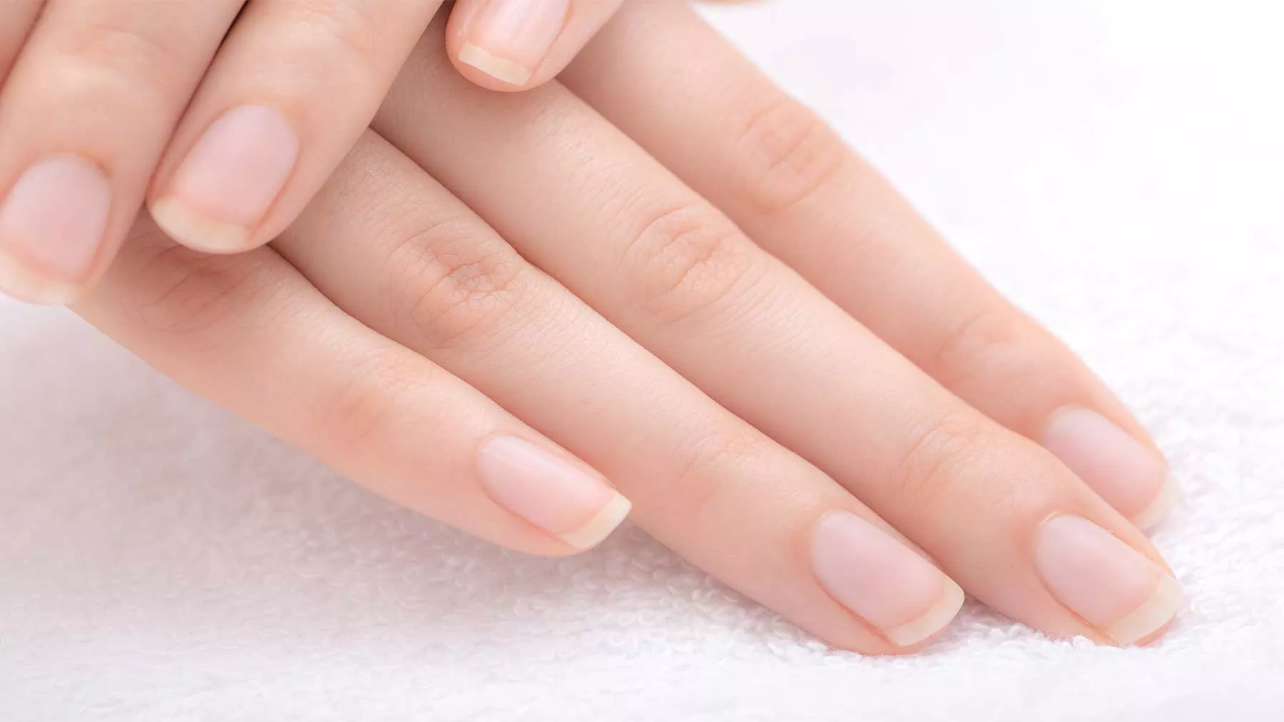 Lire la suite à propos de l’article Ongle vert après faux ongles : causes et traitement