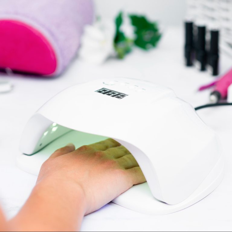 Lire la suite à propos de l’article Choisir la bonne lampe pour son vernis semi-permanent