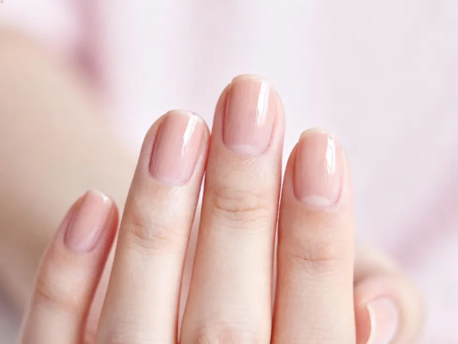 Lire la suite à propos de l’article Naked Nails : la manucure tendance simple et économique pour 2026