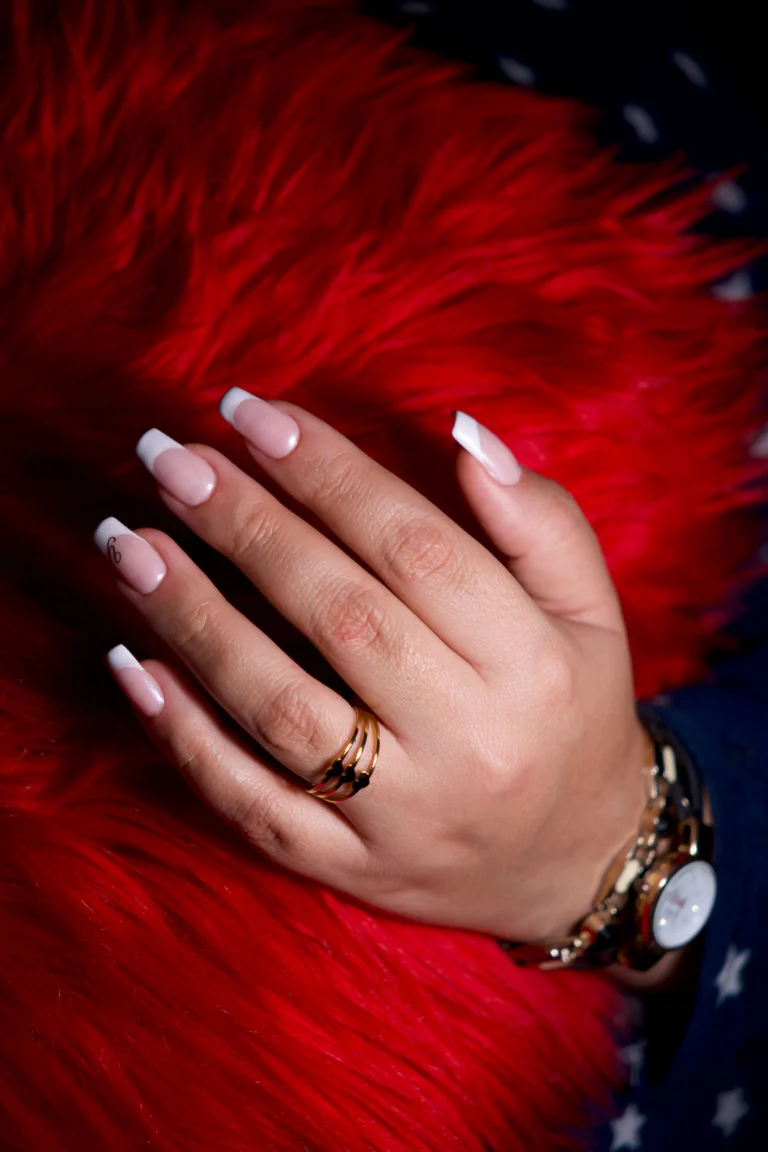 Lire la suite à propos de l’article Faire ses ongles rapidement : 7 astuces pour une manucure réussie en 15 minutes